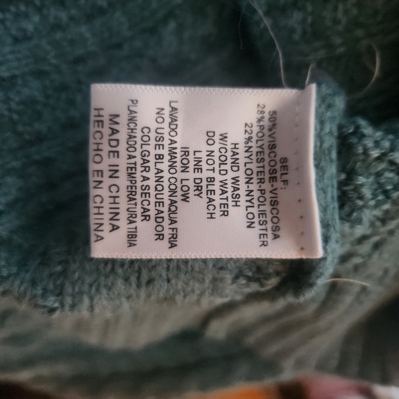 Green Listicle Sweater with poof shoulder detail. small. - Picture 6 of 11